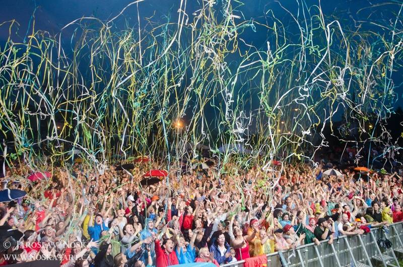 Vysmáté léto v Kadani: I přes déšt si publikum užilo Chinaski, Kryštof i Tři sestry