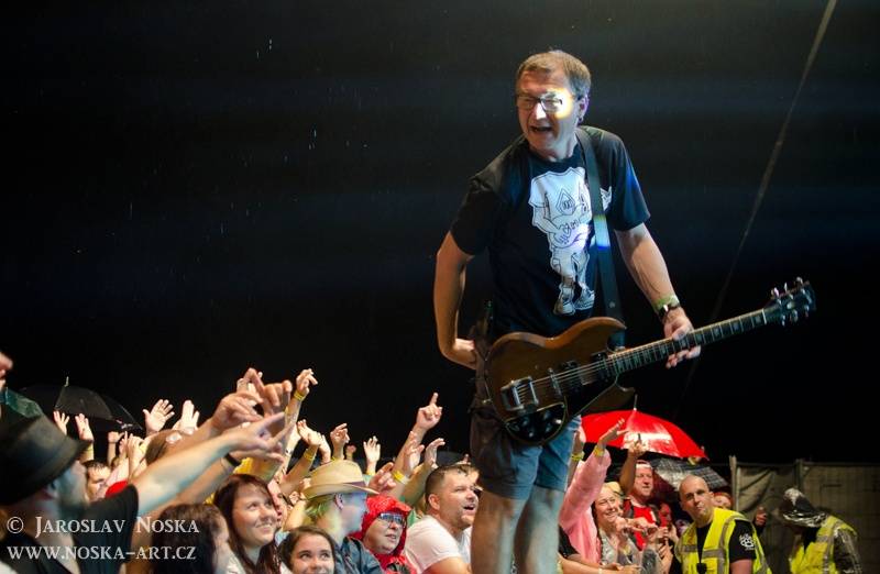 Vysmáté léto v Kadani: I přes déšt si publikum užilo Chinaski, Kryštof i Tři sestry