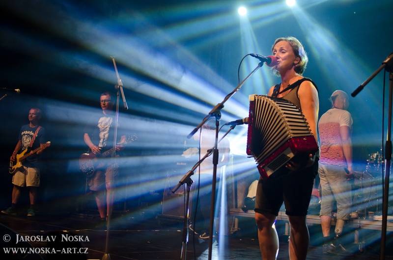 Vysmáté léto v Kadani: I přes déšt si publikum užilo Chinaski, Kryštof i Tři sestry