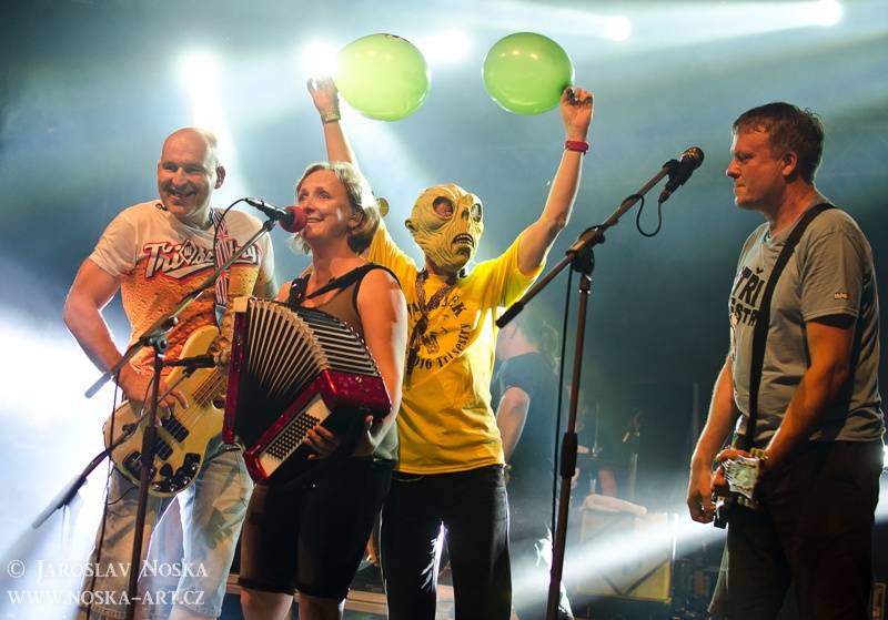 Vysmáté léto v Kadani: I přes déšt si publikum užilo Chinaski, Kryštof i Tři sestry