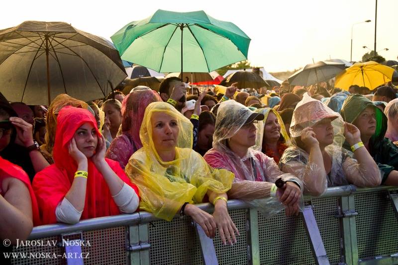 Vysmáté léto v Kadani: I přes déšt si publikum užilo Chinaski, Kryštof i Tři sestry