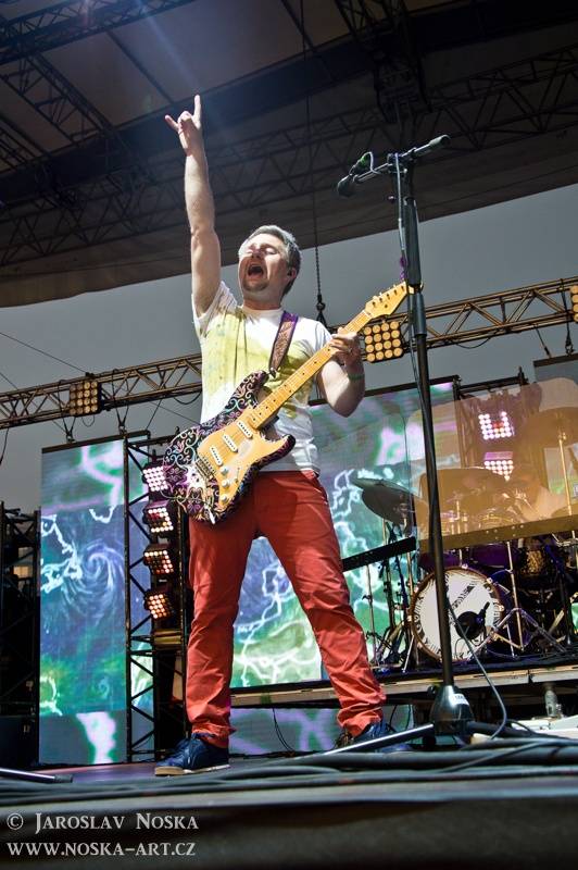 Vysmáté léto v Kadani: I přes déšt si publikum užilo Chinaski, Kryštof i Tři sestry