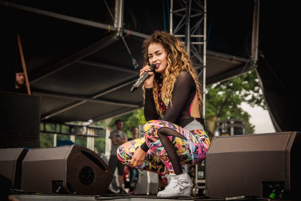 Metronome festival neohrozilo ani krupobití: Iggy Pop, Kooks, Ella Eyre i Mydy Rabycad ovládli pódium