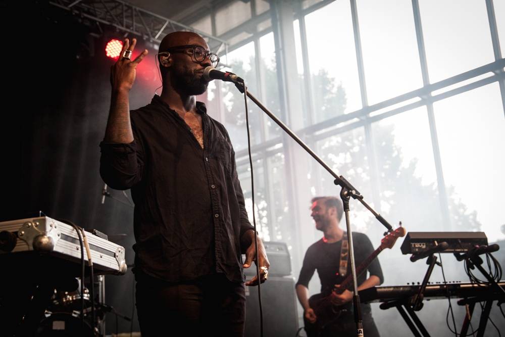 Metronome festival neohrozilo ani krupobití: Iggy Pop, Kooks, Ella Eyre i Mydy Rabycad ovládli pódium