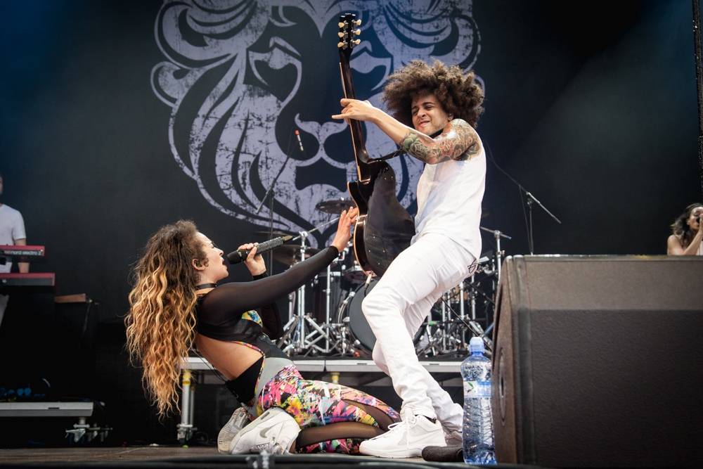 Metronome festival neohrozilo ani krupobití: Iggy Pop, Kooks, Ella Eyre i Mydy Rabycad ovládli pódium