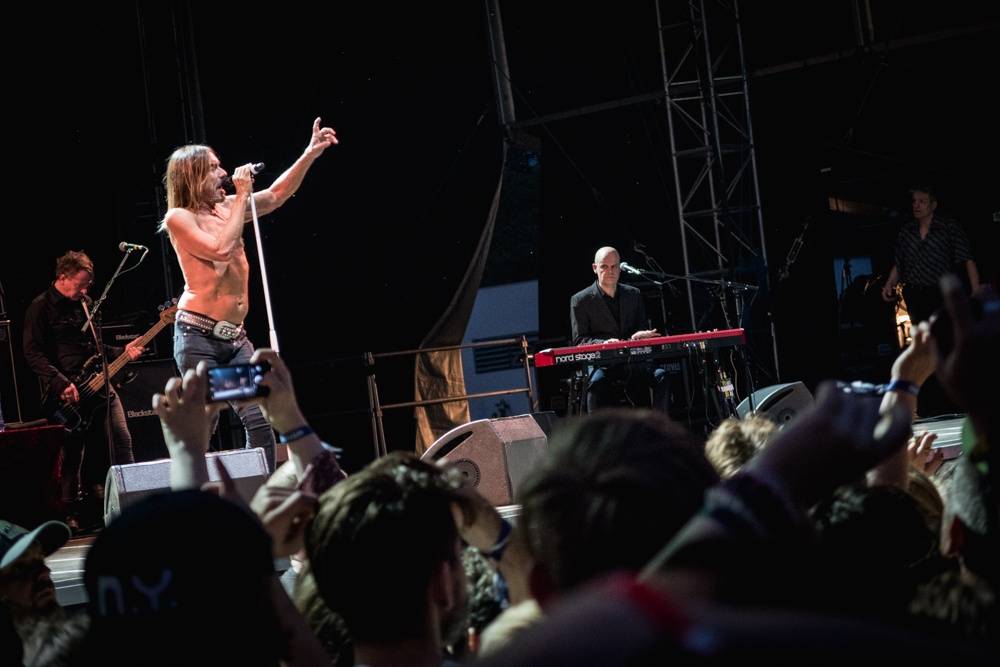 Metronome festival neohrozilo ani krupobití: Iggy Pop, Kooks, Ella Eyre i Mydy Rabycad ovládli pódium