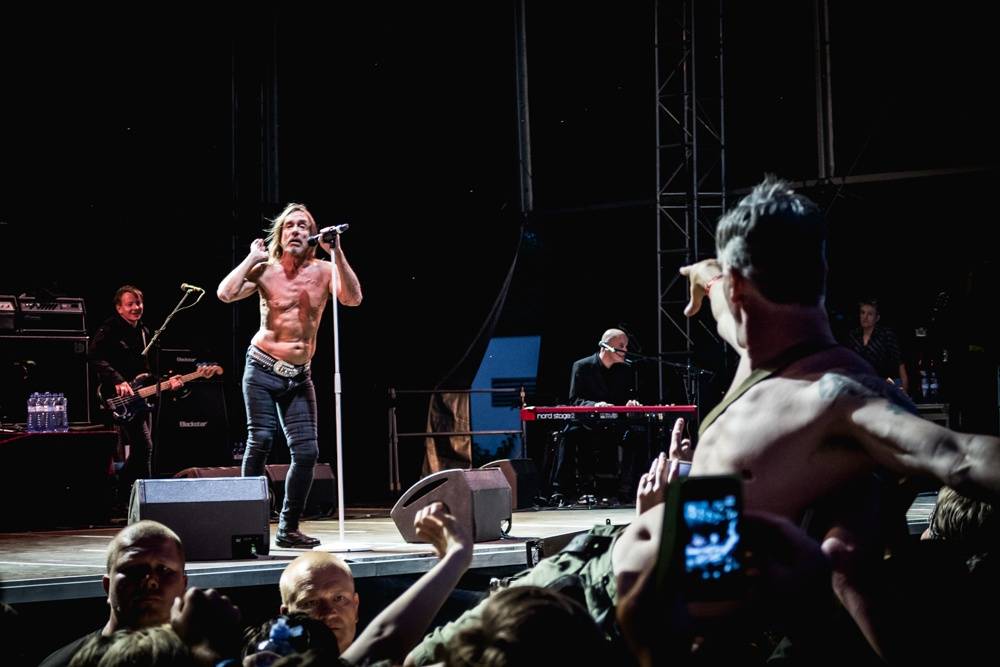 Metronome festival neohrozilo ani krupobití: Iggy Pop, Kooks, Ella Eyre i Mydy Rabycad ovládli pódium