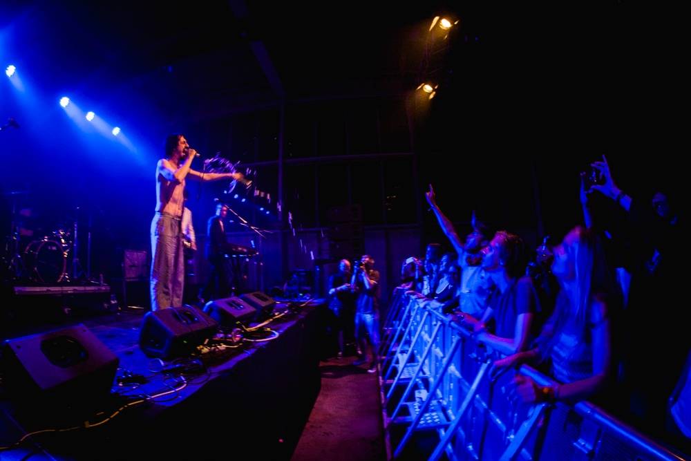 Metronome festival neohrozilo ani krupobití: Iggy Pop, Kooks, Ella Eyre i Mydy Rabycad ovládli pódium