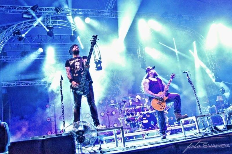 Ve Svojšicích u Pardubic vzplál poprvé Plameny Rockfest: došlo na Dymytry, Škwor, Arakain i ohnivou show