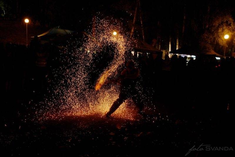 Ve Svojšicích u Pardubic vzplál poprvé Plameny Rockfest: došlo na Dymytry, Škwor, Arakain i ohnivou show