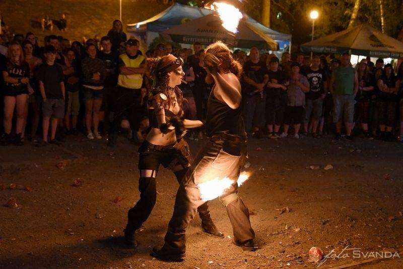 Ve Svojšicích u Pardubic vzplál poprvé Plameny Rockfest: došlo na Dymytry, Škwor, Arakain i ohnivou show