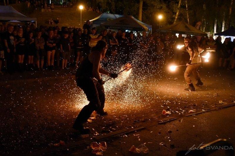 Ve Svojšicích u Pardubic vzplál poprvé Plameny Rockfest: došlo na Dymytry, Škwor, Arakain i ohnivou show