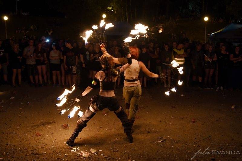 Ve Svojšicích u Pardubic vzplál poprvé Plameny Rockfest: došlo na Dymytry, Škwor, Arakain i ohnivou show