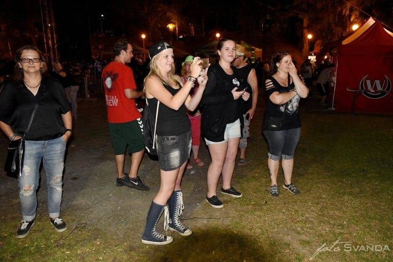 Ve Svojšicích u Pardubic vzplál poprvé Plameny Rockfest: došlo na Dymytry, Škwor, Arakain i ohnivou show