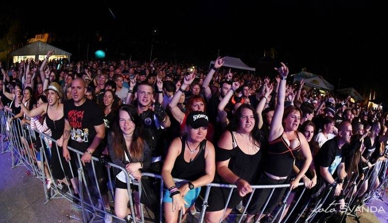 Ve Svojšicích u Pardubic vzplál poprvé Plameny Rockfest: došlo na Dymytry, Škwor, Arakain i ohnivou show