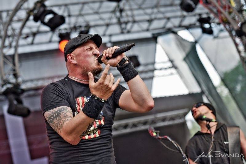 Ve Svojšicích u Pardubic vzplál poprvé Plameny Rockfest: došlo na Dymytry, Škwor, Arakain i ohnivou show