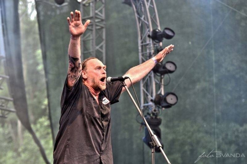 Ve Svojšicích u Pardubic vzplál poprvé Plameny Rockfest: došlo na Dymytry, Škwor, Arakain i ohnivou show