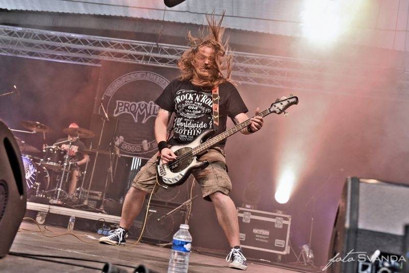 Ve Svojšicích u Pardubic vzplál poprvé Plameny Rockfest: došlo na Dymytry, Škwor, Arakain i ohnivou show