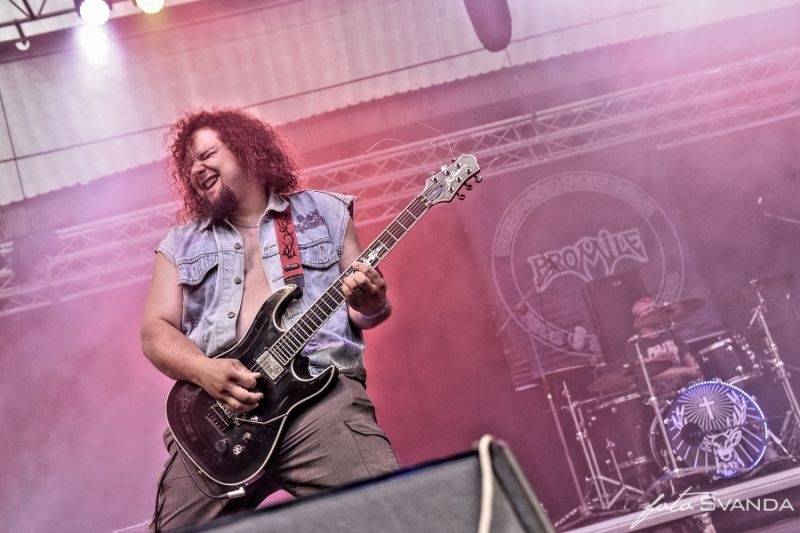 Ve Svojšicích u Pardubic vzplál poprvé Plameny Rockfest: došlo na Dymytry, Škwor, Arakain i ohnivou show