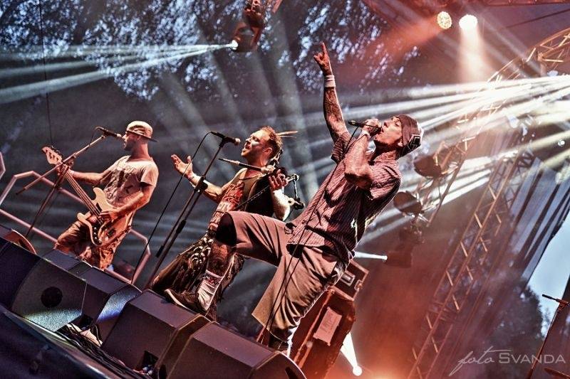 Ve Svojšicích u Pardubic vzplál poprvé Plameny Rockfest: došlo na Dymytry, Škwor, Arakain i ohnivou show
