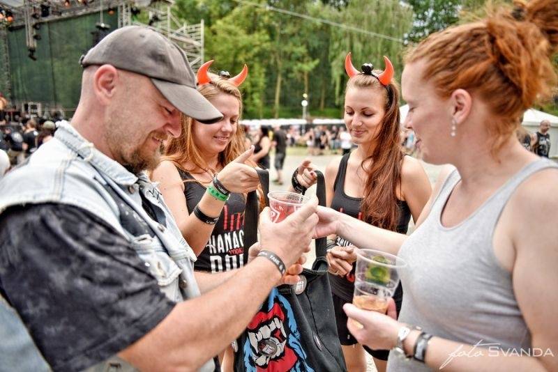 Ve Svojšicích u Pardubic vzplál poprvé Plameny Rockfest: došlo na Dymytry, Škwor, Arakain i ohnivou show