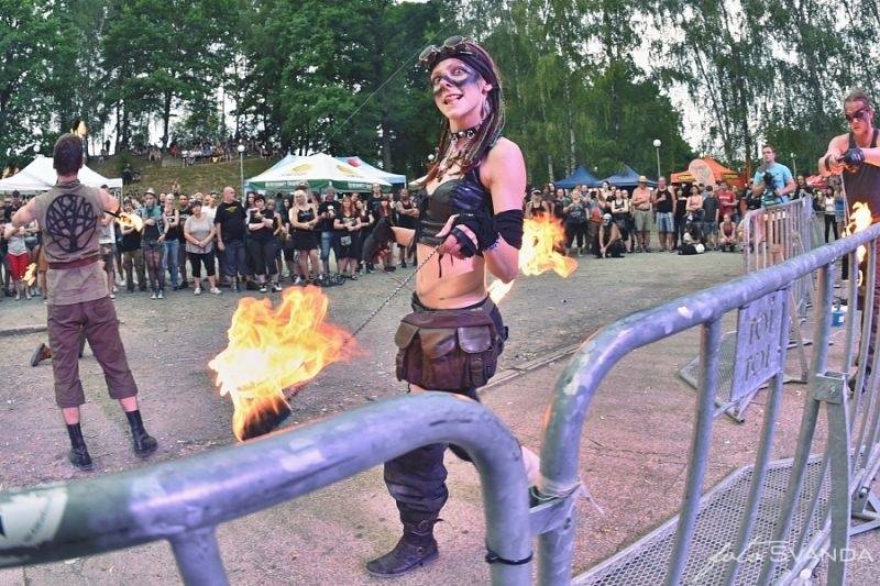 Ve Svojšicích u Pardubic vzplál poprvé Plameny Rockfest: došlo na Dymytry, Škwor, Arakain i ohnivou show