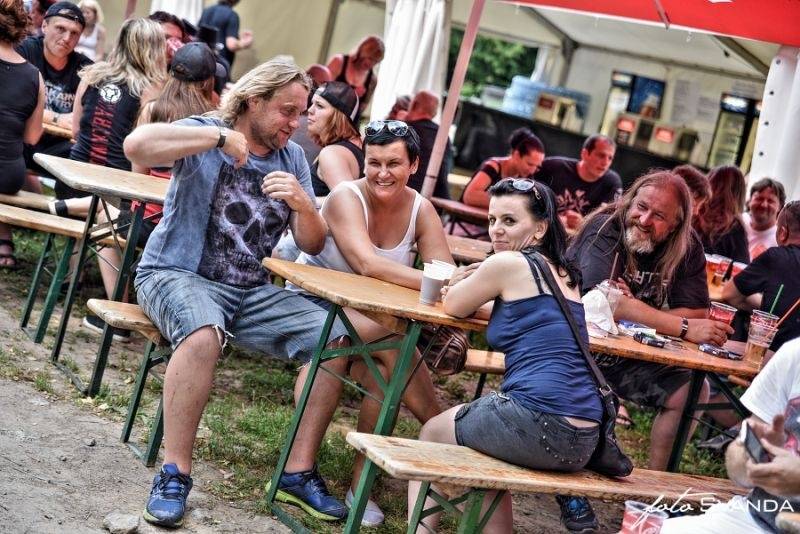 Ve Svojšicích u Pardubic vzplál poprvé Plameny Rockfest: došlo na Dymytry, Škwor, Arakain i ohnivou show
