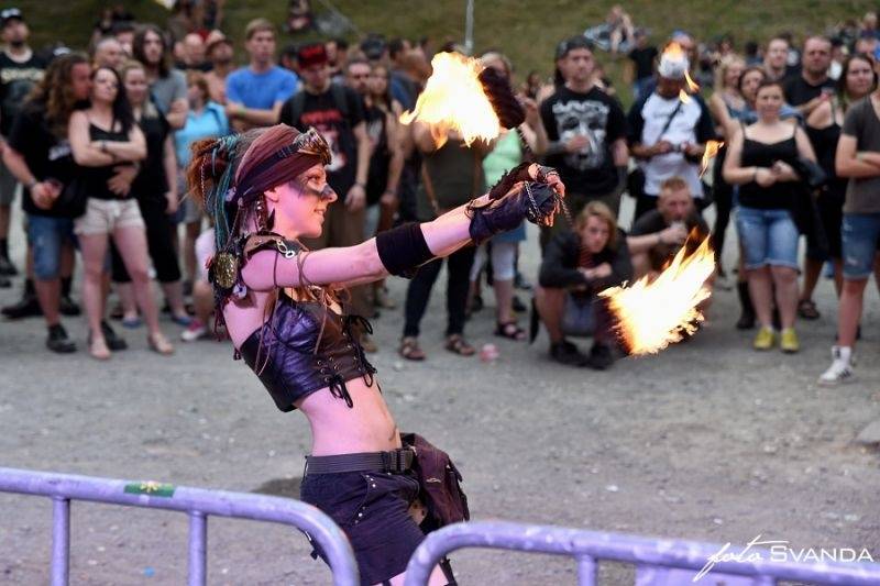 Ve Svojšicích u Pardubic vzplál poprvé Plameny Rockfest: došlo na Dymytry, Škwor, Arakain i ohnivou show