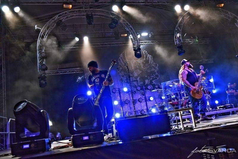 Ve Svojšicích u Pardubic vzplál poprvé Plameny Rockfest: došlo na Dymytry, Škwor, Arakain i ohnivou show