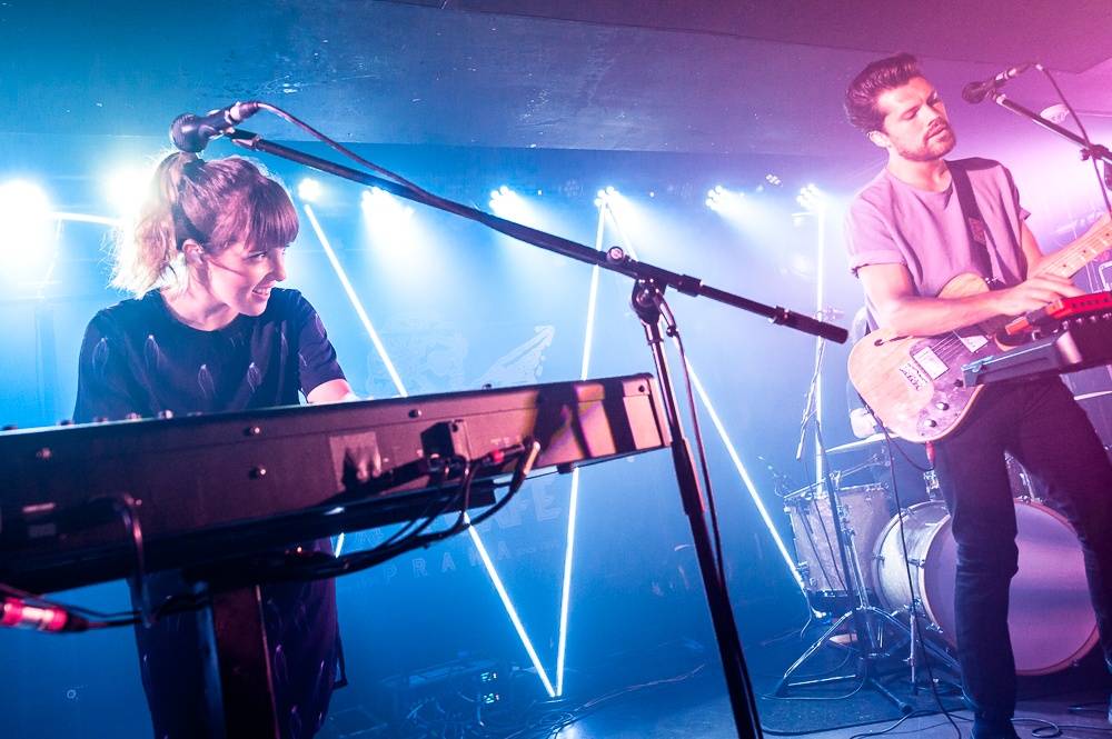 Oh Wonder v Praze: Narvané Rock Café se usmívalo od ucha k uchu