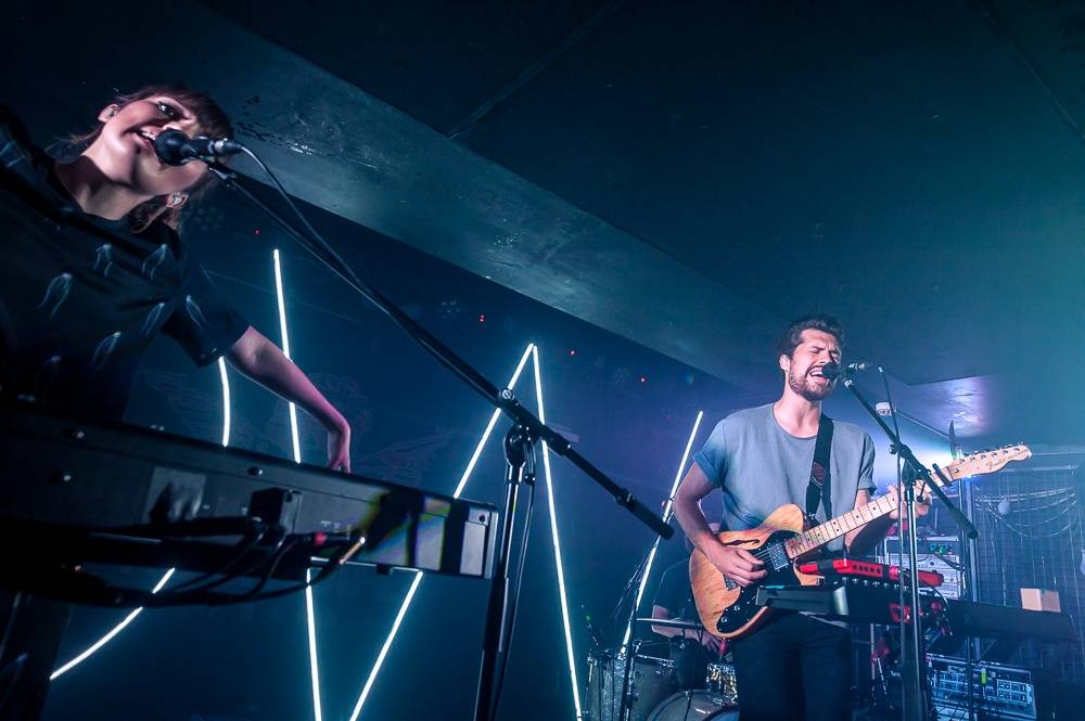 Oh Wonder v Praze: Narvané Rock Café se usmívalo od ucha k uchu