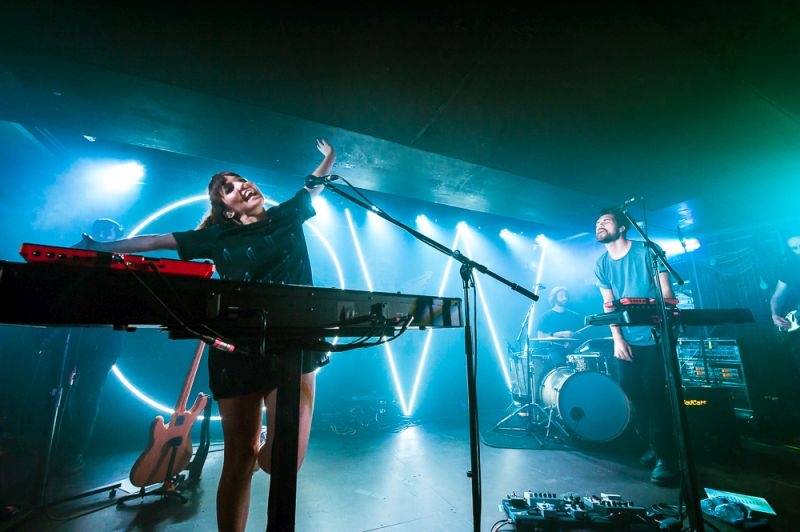 Oh Wonder v Praze: Narvané Rock Café se usmívalo od ucha k uchu