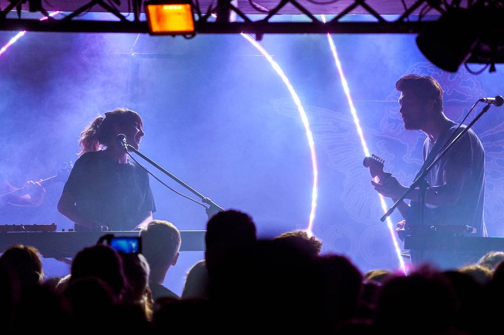 Oh Wonder v Praze: Narvané Rock Café se usmívalo od ucha k uchu