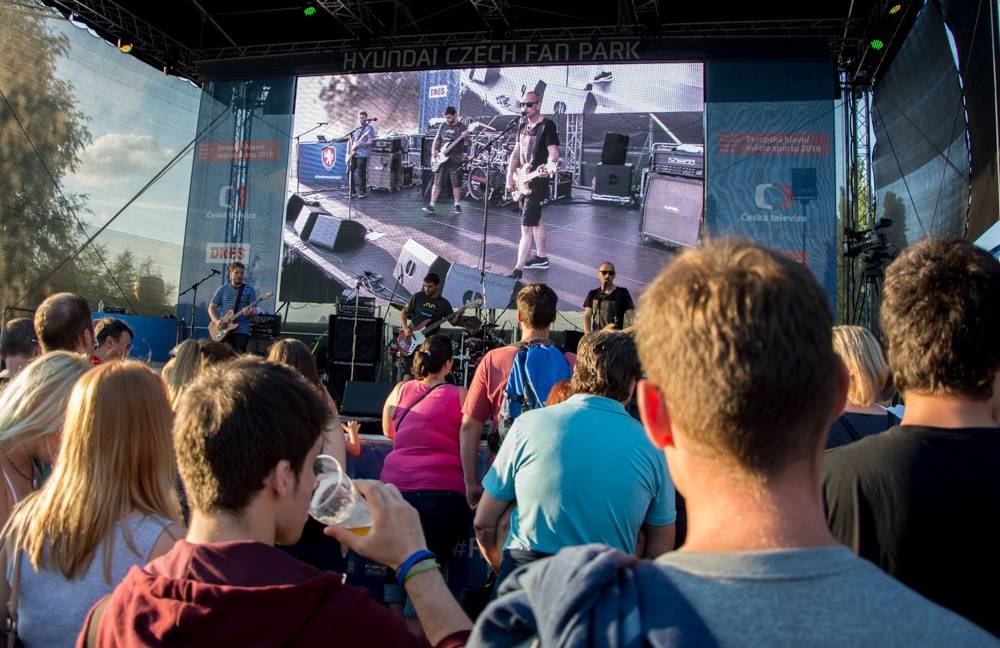 Wohnout ve Žlutých lázních roztančili fanoušky fotbalu 