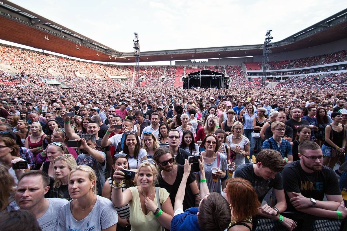 Lucie naordinovala Šrouby do hlavy i Pražanům! 30 let oslavila v Edenu