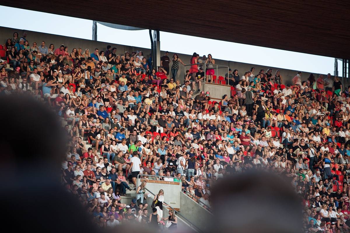 Lucie naordinovala Šrouby do hlavy i Pražanům! 30 let oslavila v Edenu