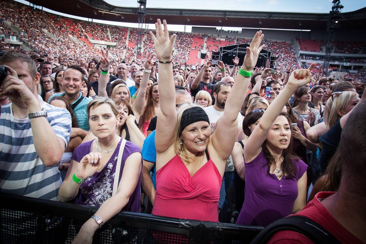 Lucie naordinovala Šrouby do hlavy i Pražanům! 30 let oslavila v Edenu