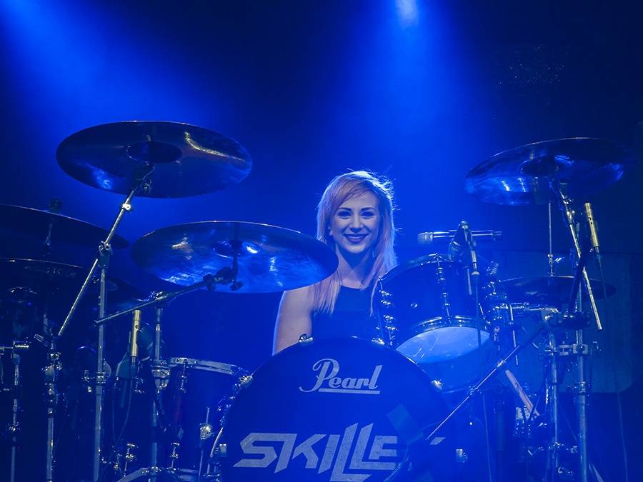 Prvním dnem Rock for People létala energie napříč žánry