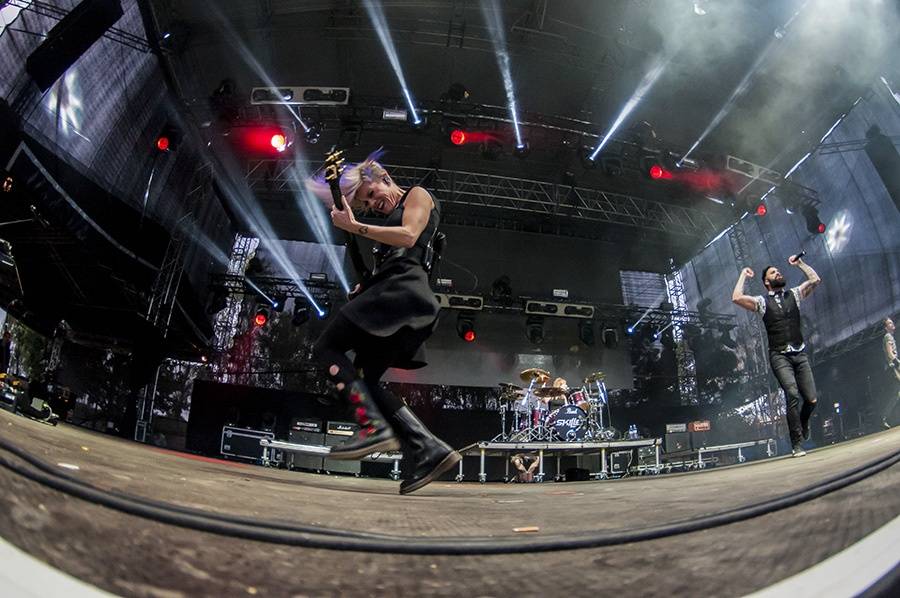 Prvním dnem Rock for People létala energie napříč žánry