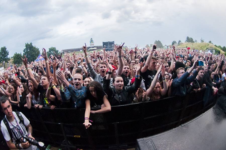 Prvním dnem Rock for People létala energie napříč žánry