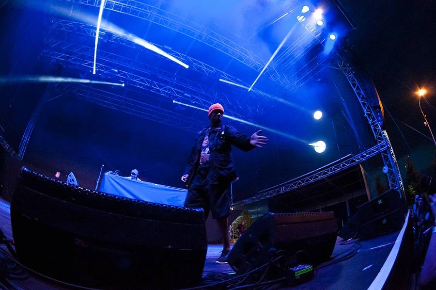 Prvním dnem Rock for People létala energie napříč žánry