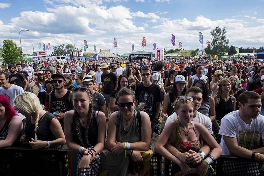Prvním dnem Rock for People létala energie napříč žánry