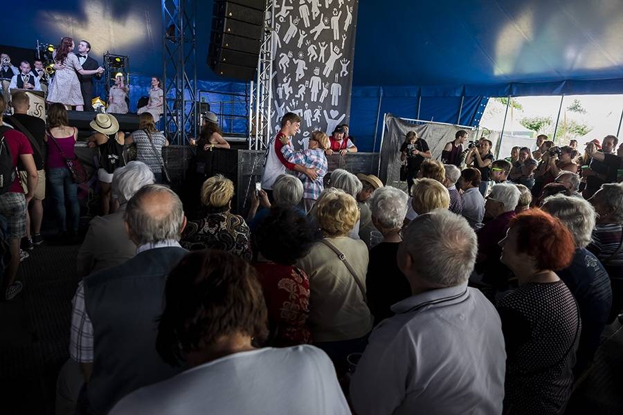 Prvním dnem Rock for People létala energie napříč žánry