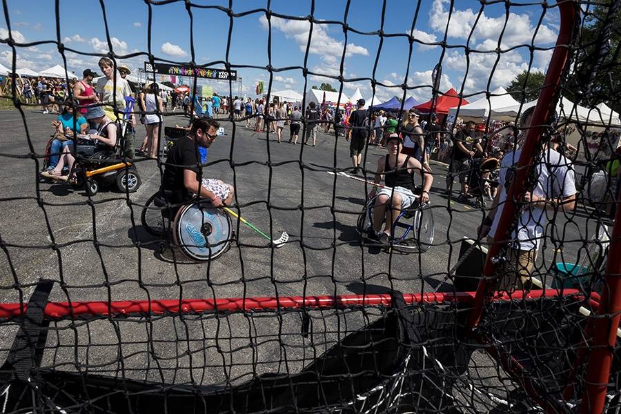 Prvním dnem Rock for People létala energie napříč žánry