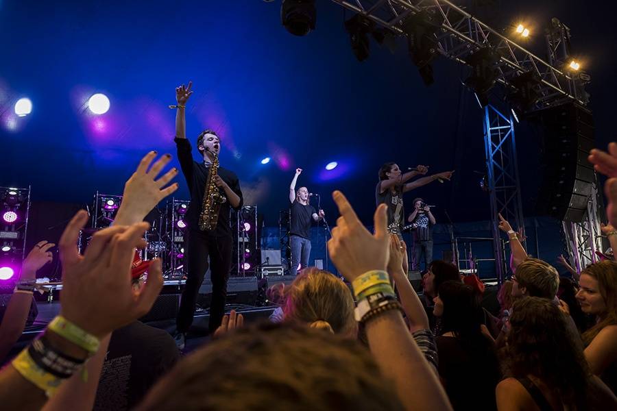 Prvním dnem Rock for People létala energie napříč žánry