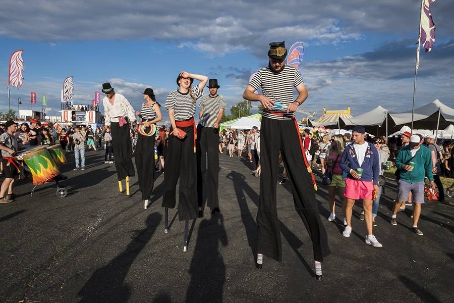 Prvním dnem Rock for People létala energie napříč žánry