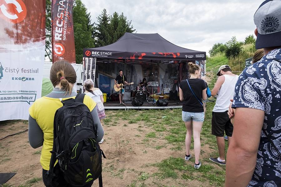 Prvním dnem Rock for People létala energie napříč žánry