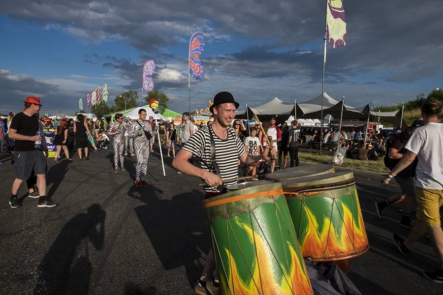 Prvním dnem Rock for People létala energie napříč žánry