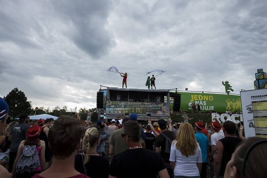 Prvním dnem Rock for People létala energie napříč žánry