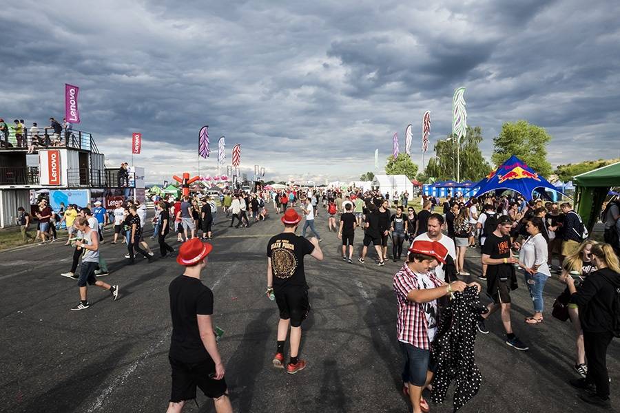 Prvním dnem Rock for People létala energie napříč žánry